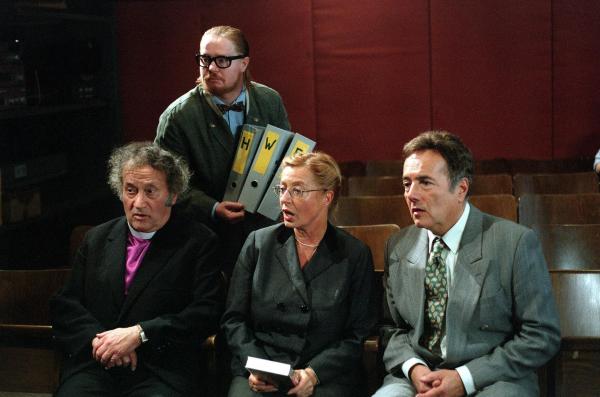 Bild 1 von 4: Im Bild (v.li.): Kurt Weinzierl (Monsignore Fatzl), Rochus Millauer (Mann in Filmkommission), Veronika Faber (Fr. Klammer), Peter Fröhlich (Erwin Schoitl).
