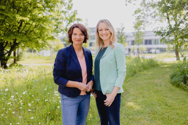 Bild 1 von 3: Von links: die Moderatorinnen Eva Mayer und Eva Walig.