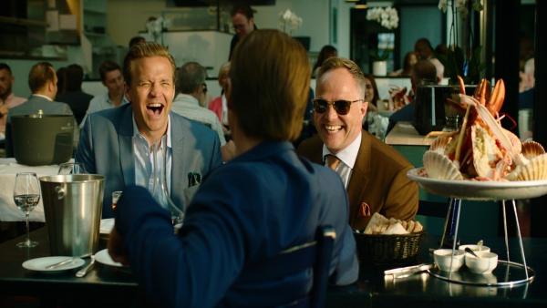 Bild 1 von 5: Henrik (Tobias Santelmann, l.), Jeppe (Jon Øigarden, r.) und Adam (Simon J. Berger, M.) lassen es wie immer krachen. Adam erzählt von seiner neuesten Idee gegen die Einsamkeit. Zwillingsschwestern, die als Pornodarstellerinnen arbeiten, passen genau in seine Vorstellung und sind bei ihm eingezogen.