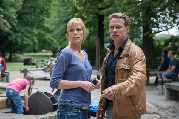 Bild 1 von 6: Ina Zimmermann (Melanie Marschke, l.); Jan Maybach (Marco Girnth, r.)