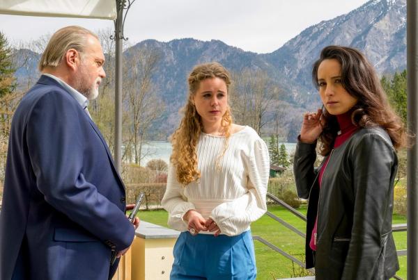 Bild 1 von 9: Im Bild: Richard Voss (Jan-Gregor Kremp, l.) und Annabell Lorenz (Stephanie Stumph, r.) erfahren von Caro Schaller (Klara Deutschmann, Mi.), dass die Tote sich von ihrem Freund trennen wollte.