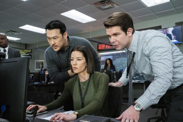 Bild 1 von 6: (v.l.n.r.) FBI Analyst Ian Lim (James Chen); FBI Analyst Elise Taylor (Vedette Lim); FBI Analyst Kelly Moran (Taylor Anthony Miller)