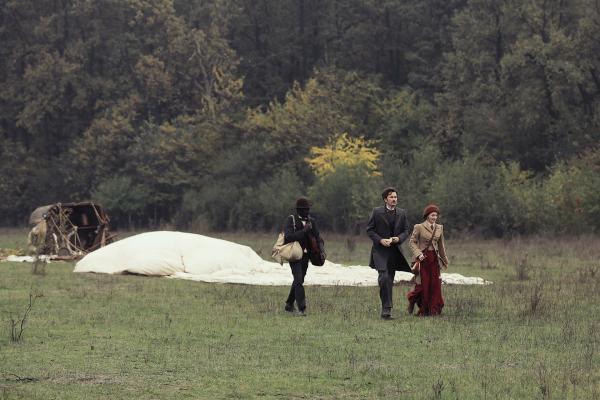 Bild 1 von 11: Nach erfolgreicher Alpenüberquerung haben Phileas Fogg (David Tennant, M.), Abigail Fix (Leonie Benesch, r.) und Passepartout (Ibrahim Koma, l.) mit ihrem Heißluftballon eine Bruchlandung auf einer Wiese in Italien hingelegt.