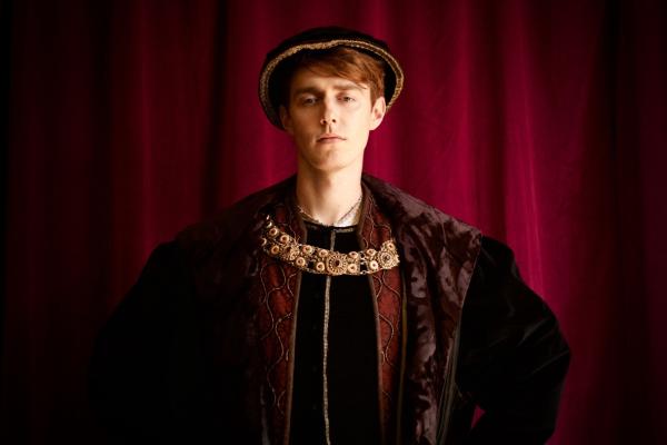 Bild 1 von 3: In jungen Jahren ist König Heinrich VIII. gutaussehend und beim Volk überaus beliebt.