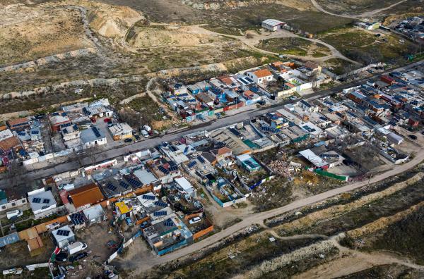 Bild 1 von 3: Luftaufnahme des Sektors 6 der Cañada Real vor den Toren Madrids: Derzeit leben mehr als 4.000 Menschen in diesem Slum - dem größten in Westeuropa - ohne Wasser- und Stromversorgung.