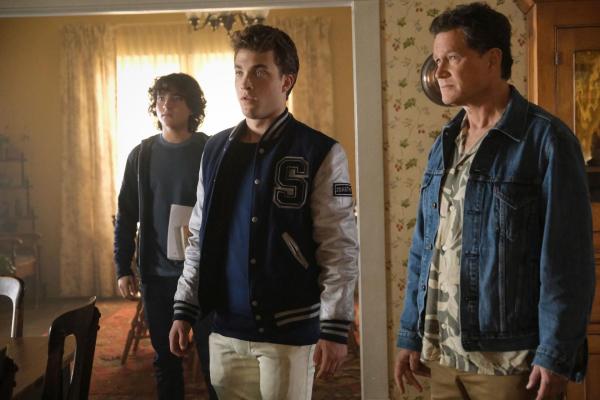 Bild 1 von 5: (v.l.n.r.) Jordan Kent (Alex Garfin); Jonathan Kent (Jordan Elsass); General Sam Lane (Dylan Walsh)