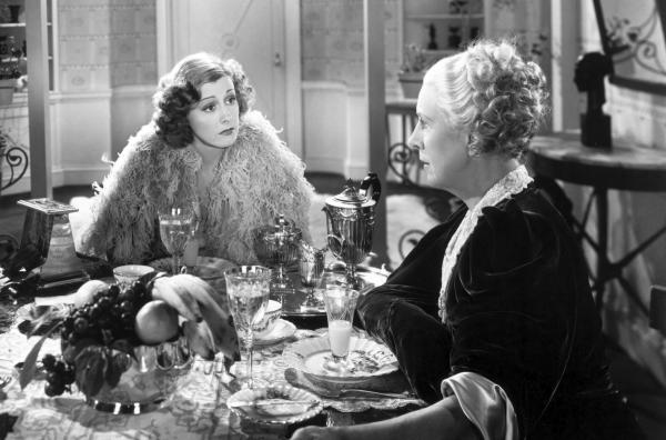 Bild 1 von 4: Nach der Trennung zieht Lucy (Irene Dunne, li.) wieder bei ihrer Tante Patsy (Cecil Cunningham, re.) ein.