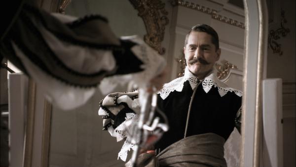 Bild 1 von 2: Schick, schick Herr Kaiser. Aber die Uniform unterstützte nicht nur die Eitelkeit von Wilhelm II. Auf Grund seines verkrümmten Arms litt er an Gleichgewichtsstörungen und Haltungsschäden. Seine Waffe wurde deshalb auch immer mal wieder zum Gehstock. Ein eindrucksvolles Accessoire, auf das man sich auch mal gut abstützen konnte.