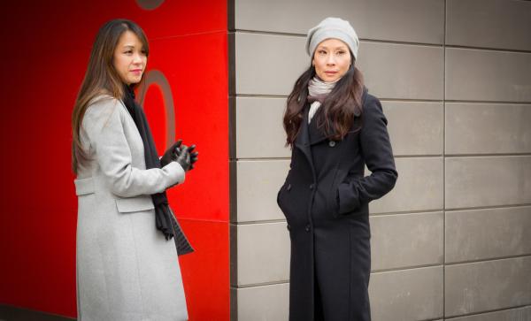 Bild 1 von 4: Während Watson (Lucy Liu, r.) damit zurechtkommen muss, dass ihre Klientin Lin Wen (Samantha Quan, l.) ihre Halbschwester ist, werden sie und Holmes zu einem neuen Fall gerufen: Ein junges Mädchen wurde ermordet, deren Selfie in einer Ausstellung aushängt ...
