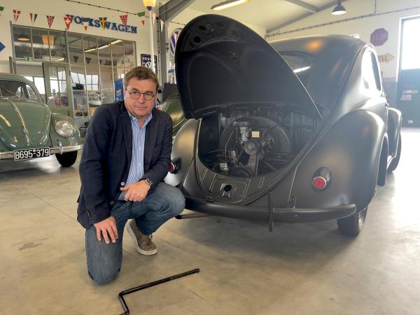 Bild 1 von 8: Im Bild: Richard Hausmann, Volkswagen-Sammler, mit dem KDF-Wagen.