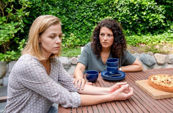 Bild 1 von 8: Im Bild: Antje Koopmann (Jessica Ginkel, l.) kann sich an nichts erinnern. Was wenn sie selbst die Mörderin ihres Mannes ist? Steffi Brückner (Claudia Kottal, r.) redet ihrer Freundin gut zu.