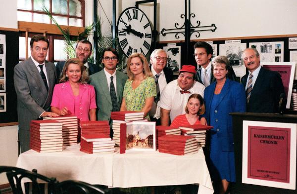 Bild 1 von 3: Im Bild (v.li.): Peter Fröhlich, Brigitte Neumeister, Götz Kauffmann, Alexander Lutz, Claudia Androsch, Walter Langer, Gerald Pichowetz, Birgit Landauer, Alfons Haider, Marianne Mendt, Peter Uray.