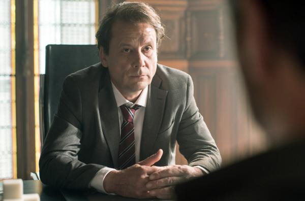 Bild 1 von 10: Der deutsche Botschafter Dr. Eberhardt (Christian Kuchenbuch) kann wenig helfen.