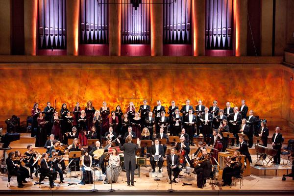 Bild 1 von 8: Das Weihnachtsoratorium von Johann Sebastian Bach, im Herkulessaal München, 2010. Es musizieren: die Akademie für Alte Musik Berlin und der Chor des Bayerischen Rundfunks unter der Leitung von Peter Dijkstra (Mitte). Solisten sind, von links: Rachel Harnisch (Sopran), Anke Vondung (Alt), Maximilian Schmitt (Tenor) und Christian Immler (Bass).