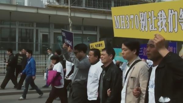 Bild 1 von 2: Pure Verzweiflung: In Peking gehen Angehörige der vermissten Passagiere auf die Straße. Sie vermuten, dass die Behörden ihnen die Wahrheit verschweigen.