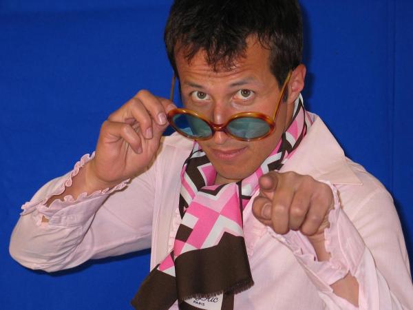 Bild 1 von 3: Willi im Stil der 70er-Jahre gekleidet. Heute trifft er zwei Münchner Mode-Designer, um herauszufinden, wie die Mode in Mode kommt.