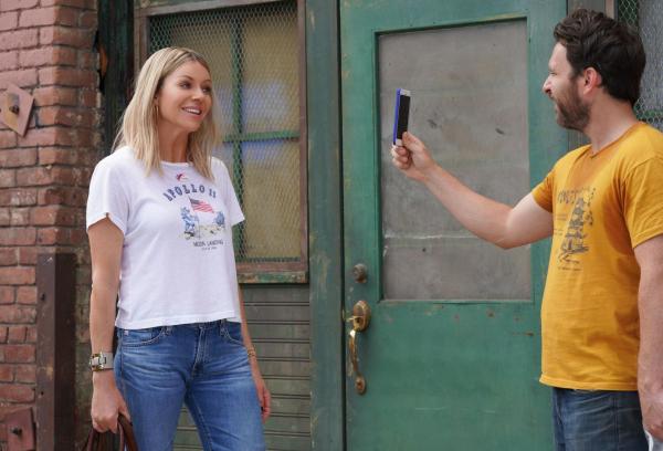 Bild 1 von 8: Dee Reynolds (Kaitlin Olson, l.); Charlie Kelly (Charlie Day, r.)