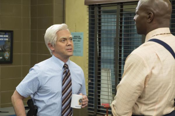 Bild 1 von 12: Charles Boyle (Joe Lo Truglio, l.); Ray Holt (André Braugher, r.)