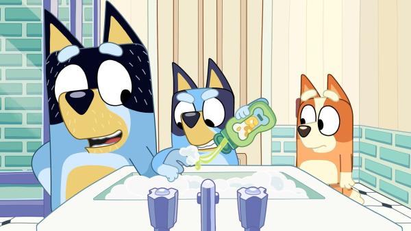 Bild 1 von 6: Bluey und Bingo wollen unbedingt ein Haustier! Um ihnen zu zeigen, wie viel Arbeit sie mit einem Haustier erwartet, verwandelt Dad seine Hand in ein chaotisches, undiszipliniertes Emu mit Hang zu Ärger.