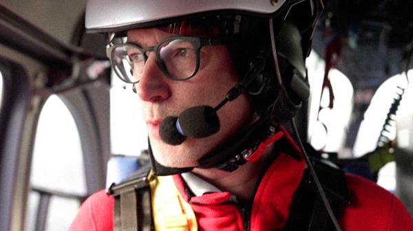 Bild 1 von 3: Notarzt Dr. Daniel Schmitz im Hubschrauber unterwegs zu einem Notfall-Patienten.