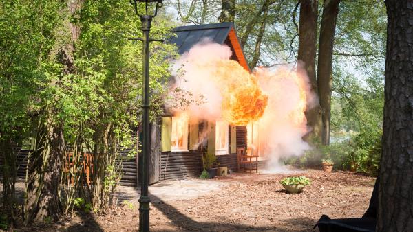 Bild 1 von 9: Wie aus dem Nichts explodiert am frühen Morgen eine kleine Datsche mitten im Wald. Kurz darauf findet die SOKO die Leiche eines Unbekannten am Tatort. Jedoch nicht in der Datsche, sondern im angrenzenden See. Besteht zwischen der Explosion und dem Toten eine Verbindung?