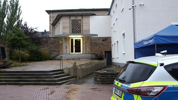 Bild 1 von 5: Die Synagoge in Hagen unter Polizeischutz: 2021 plante ein junger Syrer hier einen Anschlag.