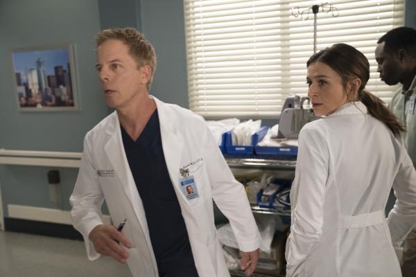 Bild 1 von 14: Haben mit dem Hirntumor eines Jungen zu kämpfen: Tom (Greg Germann, l.) und Amelia (Caterina Scorsone, r.) ...