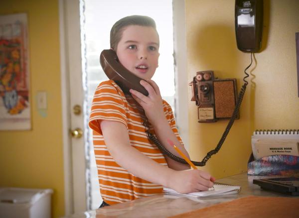 Bild 1 von 11: Sheldon (Iain Armitage)