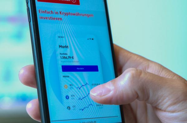 Bild 1 von 4: Überweisungen mit den neuen Kryptowährungen gehen auch per Smartphone. Noch akzeptieren aber wenige Händler den Bitcoin in Europa.