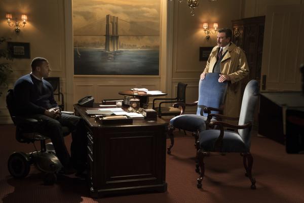 Bild 1 von 6: Frank (Tom Selleck, r.) ist entsetzt: Sein Mayor (David Ramsey, l.) will nach zu viel öffentlichem Druck zurücktreten. Trägt Frank Mitschuld an seiner Entscheidung?