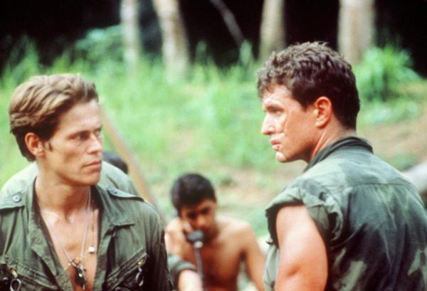 Bild 1 von 1: Der zynische Sergeant Barnes (Tom Berenger, re.) und der idealistische Sergeant Elias (Willem Dafoe) hassen sich bis aufs Blut.
