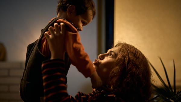 Bild 1 von 6: Emma (Hanna van Vliet) freut sich, dass sie nun eine eigene kleine Familie hat. Sie spielt mit ihrem Sohn Robin (Jeff Sprockel).