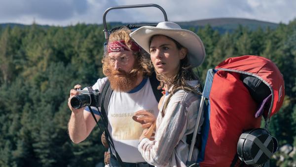 Bild 1 von 11: Olaf (Kristofer Hivju,l.); Elsa (Hannah Hoekstra, r.)