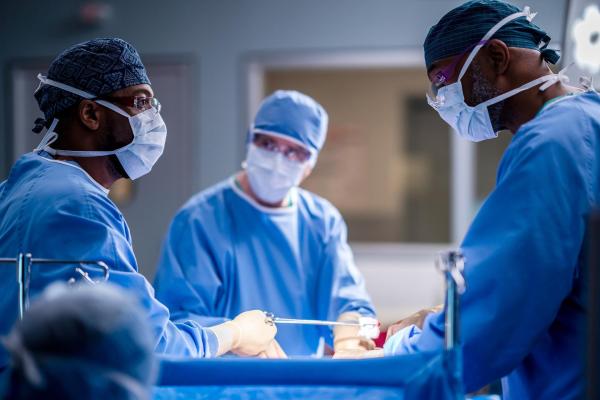 Bild 1 von 19: Im Bild: Jocko Sims (Dr. Floyd Reynolds), Andre Blake (Dr. Claude Baptiste).