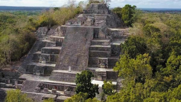 Bild 1 von 3: In den Städten Tikal und Calakmul im mexikanischen Dschungel lassen sich Spuren der antiken Technologien der Mayas finden, doch auch Indizien für den brutalen Untergangs des Königreiches.