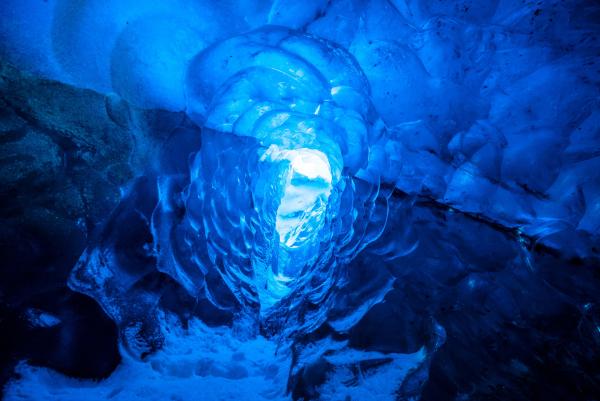 Bild 1 von 9: Gletschermühlen sind spiralwandige Hohlformen im Eis.