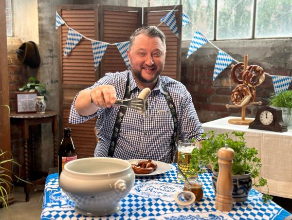 Bild 1 von 7: Sebastian Lege lässt sich die Produktion traditioneller Weißwurst zeigen und findet heraus, wie die Industrie beim Supermarktprodukt spart.