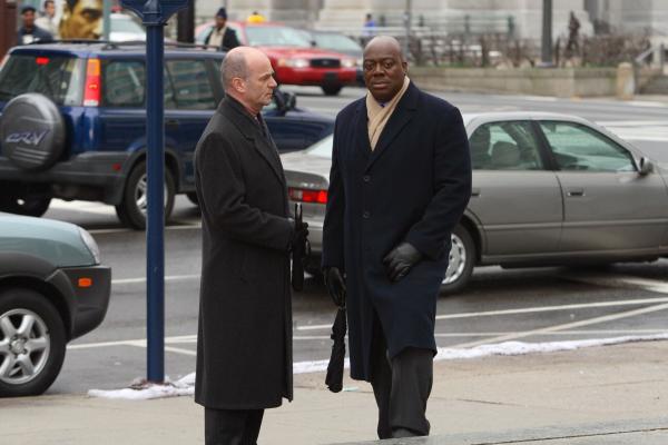 Bild 1 von 8: Auf einer Mülldeponie wird die Leiche des seit 1984 vermissten Maurice Hall gefunden. Will Jeffries (Thom Barry, r.) und John Stillman (John Finn, l.) versuchen diesen Fall zu lösen ...
