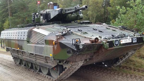 Bild 1 von 3: Bis 2020 will die Bundeswehr 350 Pumas anschaffen. Sie sollen weltweit zum Einsatz kommen und den Schutz der Panzergrenadiere gewährleisten.