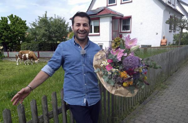 Bild 1 von 1: Ali vor dem Wohnhaus von Elisabeth Felber aus Knüllwald-Remsfeld.