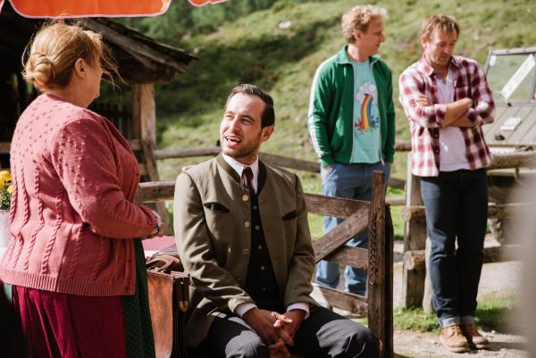 Bild 1 von 45: Fanny und Lieserl schaffen es, den Bürgermeister wieder zu versöhnen und Lieserls Pacht zu verlängern. Von links: Lieserl (Inge Maux), Bürgermeister Bichler (Clemens Berndorff), Norbert (Kai Lentrodt) und Gregor Brunner (Holger M. Wilhelm).