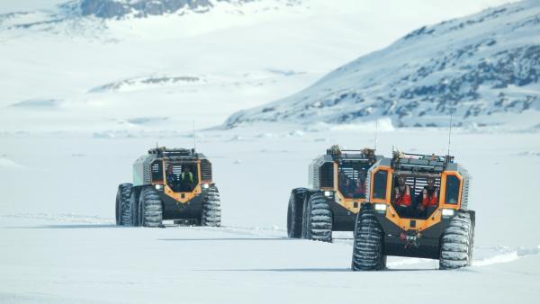 Bild 1 von 10: Konvoi einer Expedition von Geologen auf dem König-Oskar-Fjord