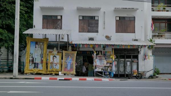Bild 1 von 11: Am Straßenrand werden Porträts des thailändischen Monarchen verkauft, ein Zeichen des allgegenwärtigen Personenkults.