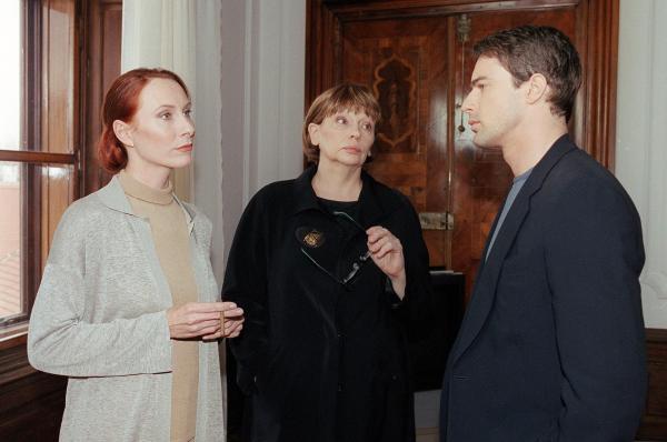 Bild 1 von 4: Im Bild (v.li.): Andrea Sawatzki (Selma Melle-Schneiders), Vera Borek (Marie Puchner), Gedeon Burkhard (Alexander Brandtner).