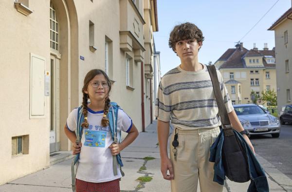 Bild 1 von 2: Im Bild: Ariana Stöckle (Lena), Leopold Pallua (Tino).