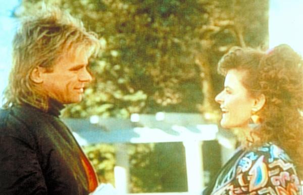 Bild 1 von 9: Lulu (Tamsin Kelsey, r.) bietet MacGyver (Richard Dean Anderson, l.) an, ihn nach Hause zu bringen, nachdem sie sein Fahrrad demoliert hat.