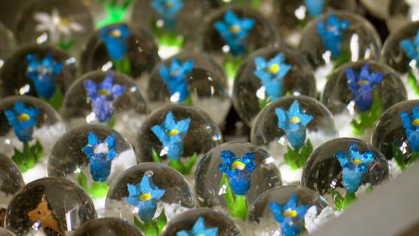 Bild 1 von 4: Schneekugeln.