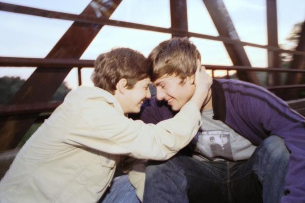 Bild 1 von 19: Zunehmend verwirren Chico (Florian Jahr, r.) die Gefühle, die er seinem vermeintlichen Freund Frankie entgegenbringt. Auch Luka (Jana Straulino, l.) erliegt dem Charme des Sonnyboys ...