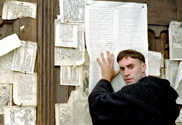 Bild 1 von 11: Luther (Joseph Fiennes) schlägt seine berühmten 95 Reform-Thesen an das Portal der Kirche.