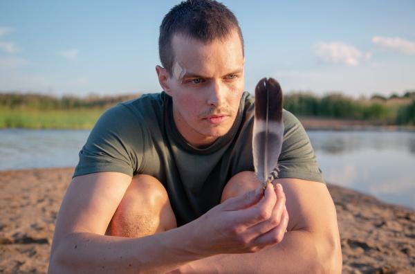 Bild 1 von 2: Lauri Räihä (Johannes Holopainen) realisiert, welche Strukturen und Erfahrungen aus seiner Kindheit ihn und sein Verhalten bis heute prägen.vv